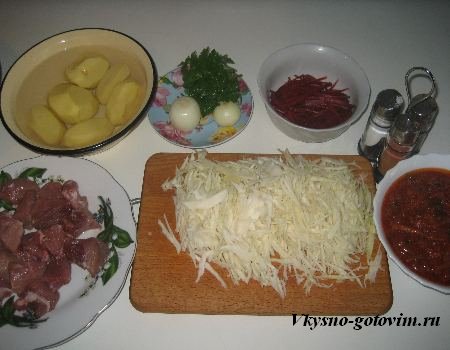 Очень вкусный украинский борщ. Борщ с мясом, домашней борщевой заправкой, сметанной и зеленью.